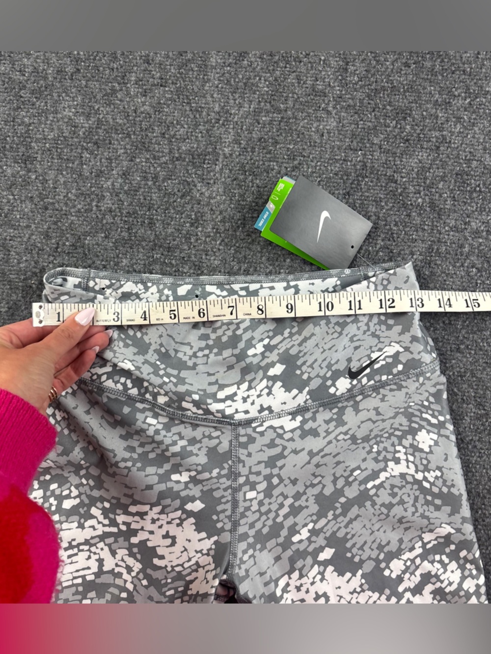 NIKE Women’s Dri-Fit Athletic Leggings Grey/White Pixelated Camouflage NWT Small - Picture 8 of 9